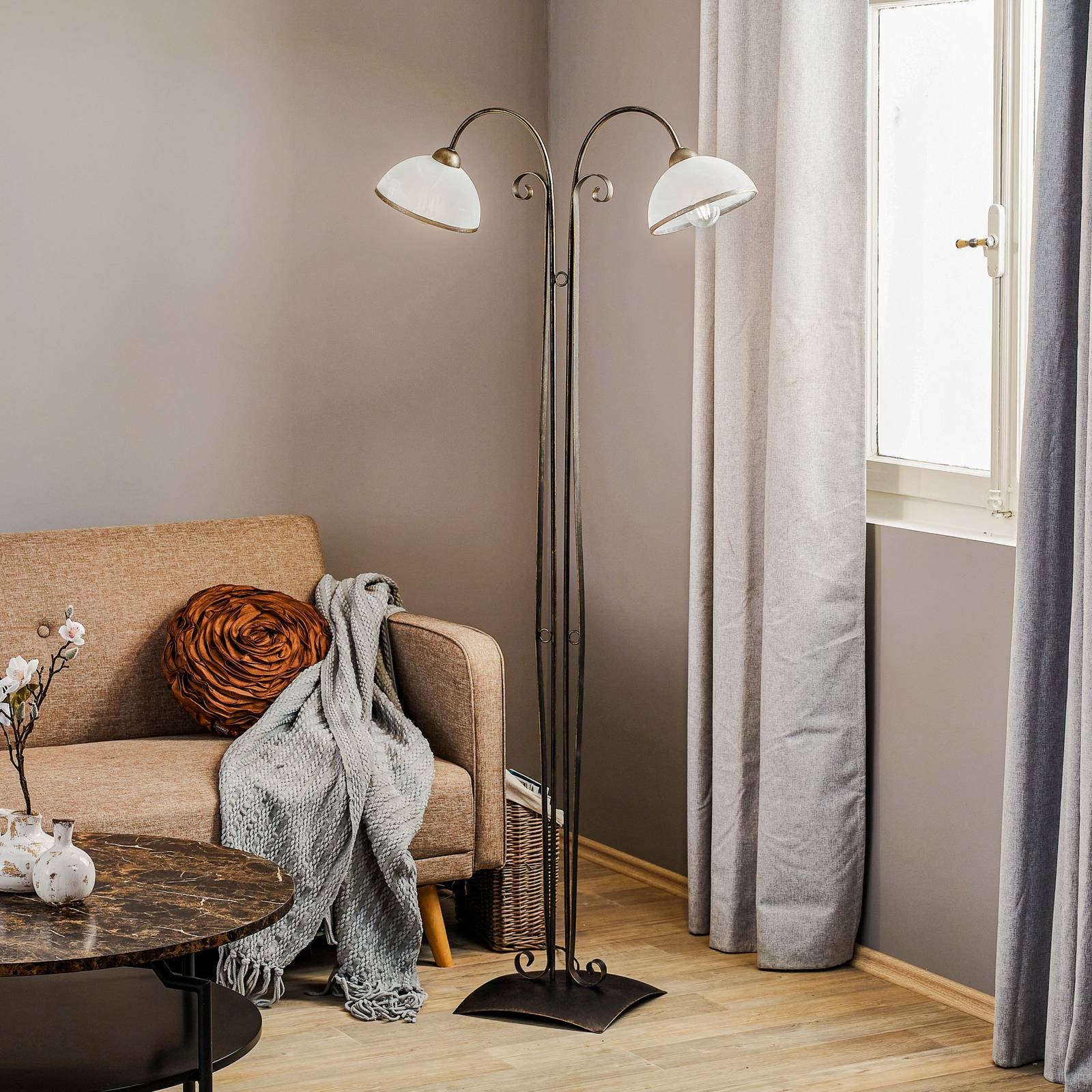 Stehleuchte Antica im Landhausstil, zweiflammig Stehleuchte Antica im Landhausstil, zweiflammig von Luminex