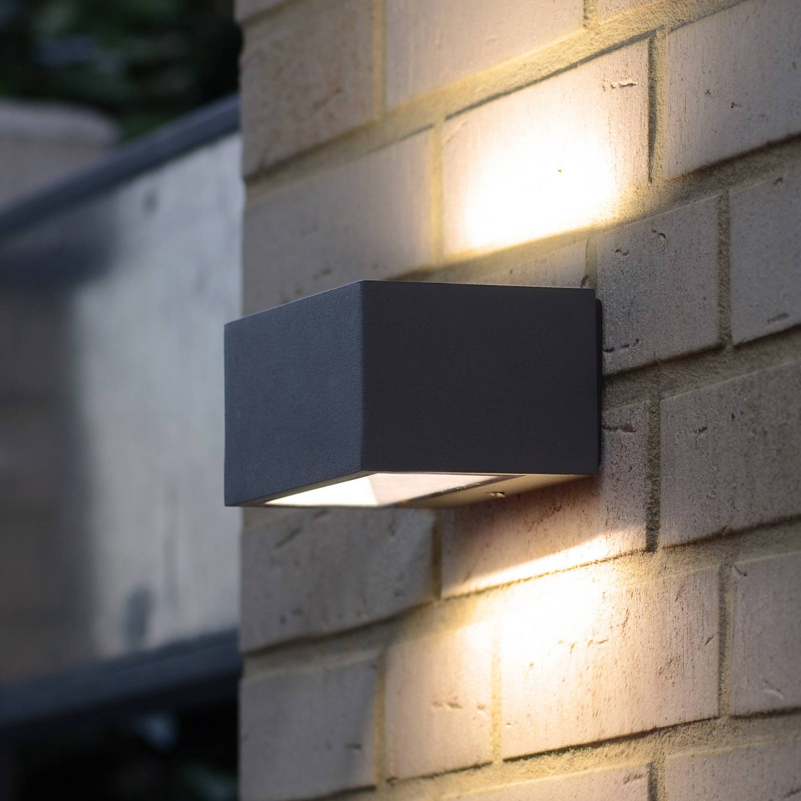 Außenwandlampe Gemini eckig anthrazit 16cm 3.000K Außenwandlampe Gemini eckig anthrazit 16cm 3.000K von Lutec