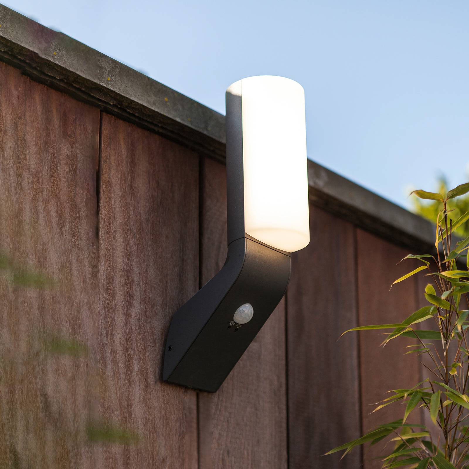 LED-Außenwandleuchte Bati, Bewegungssensor, IP44 LED-Außenwandleuchte Bati, Bewegungssensor, IP44 von Lutec