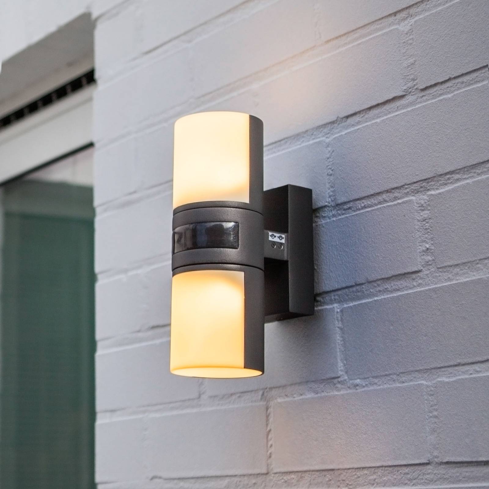 LED-Außenwandleuchte Cyra, zweiflammig, Sensor LED-Außenwandleuchte Cyra, zweiflammig, Sensor von Lutec