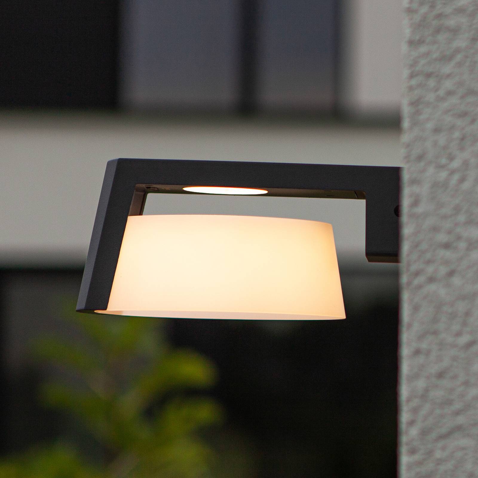 LED-Außenwandleuchte Moon, anthrazit, CCT, IP44 LED-Außenwandleuchte Moon, anthrazit, CCT, IP44 von Lutec