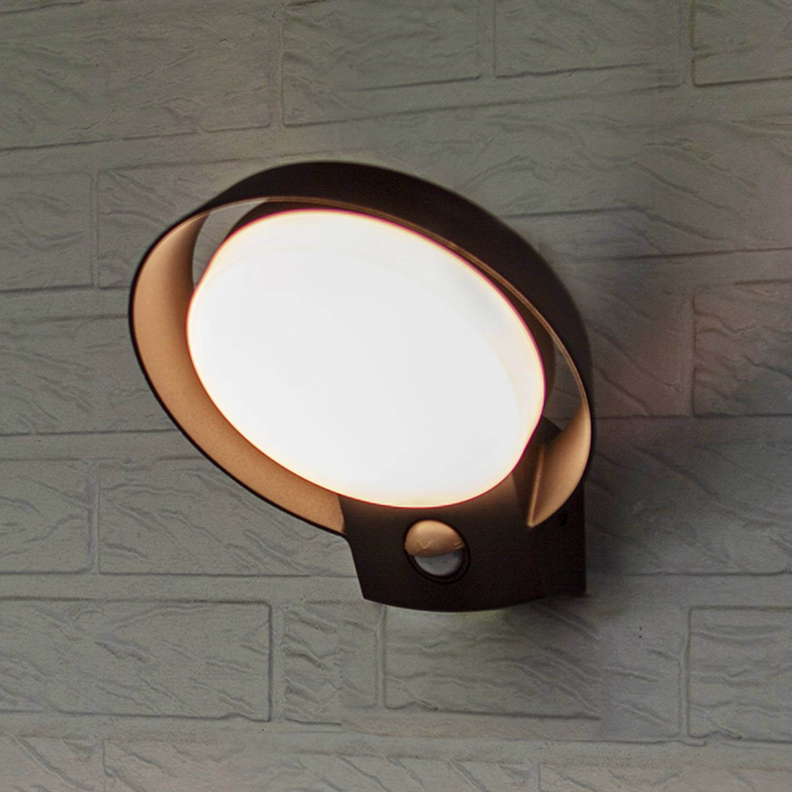 LED-Außenwandleuchte Polo aus Aluguss mit Sensor LED-Außenwandleuchte Polo aus Aluguss mit Sensor von Lutec