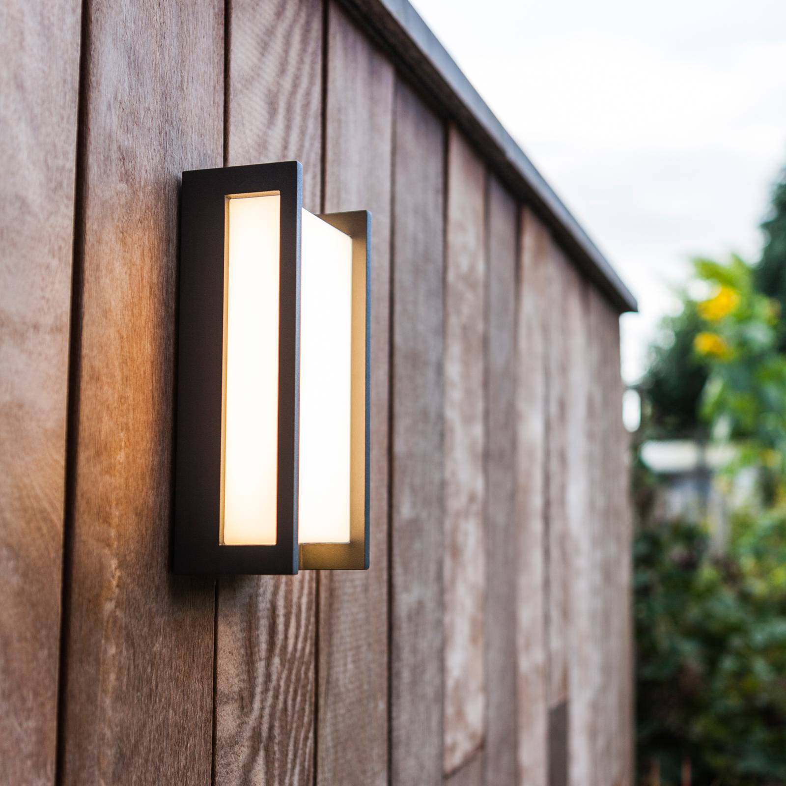 LED-Außenwandleuchte Qubo, 11cm x 22cm LED-Außenwandleuchte Qubo, 11cm x 22cm von Lutec
