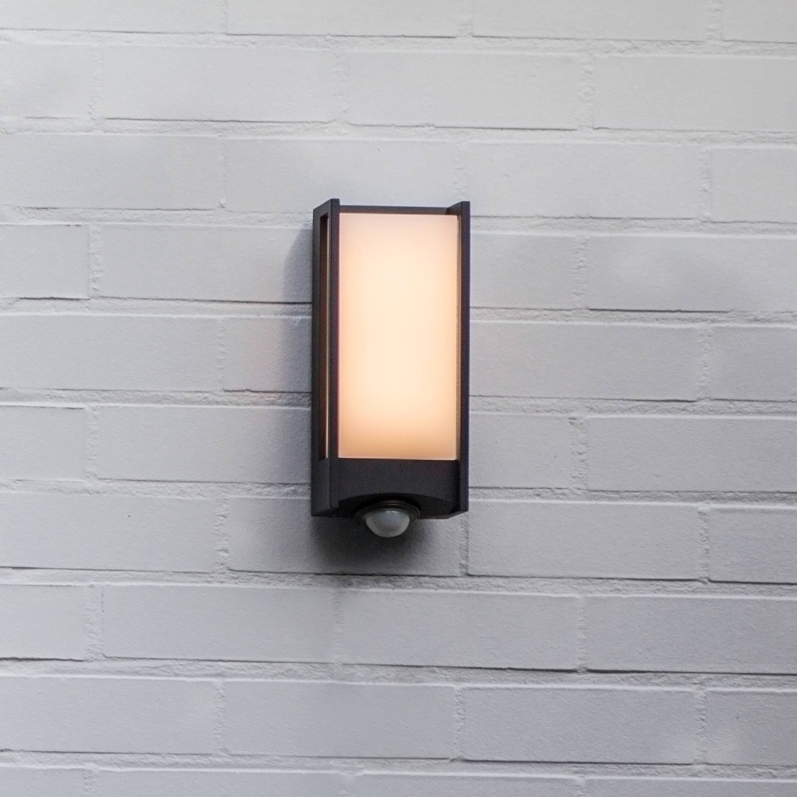 LED-Außenwandleuchte Qubo mit Bewegungsmelder LED-Außenwandleuchte Qubo mit Bewegungsmelder von Lutec