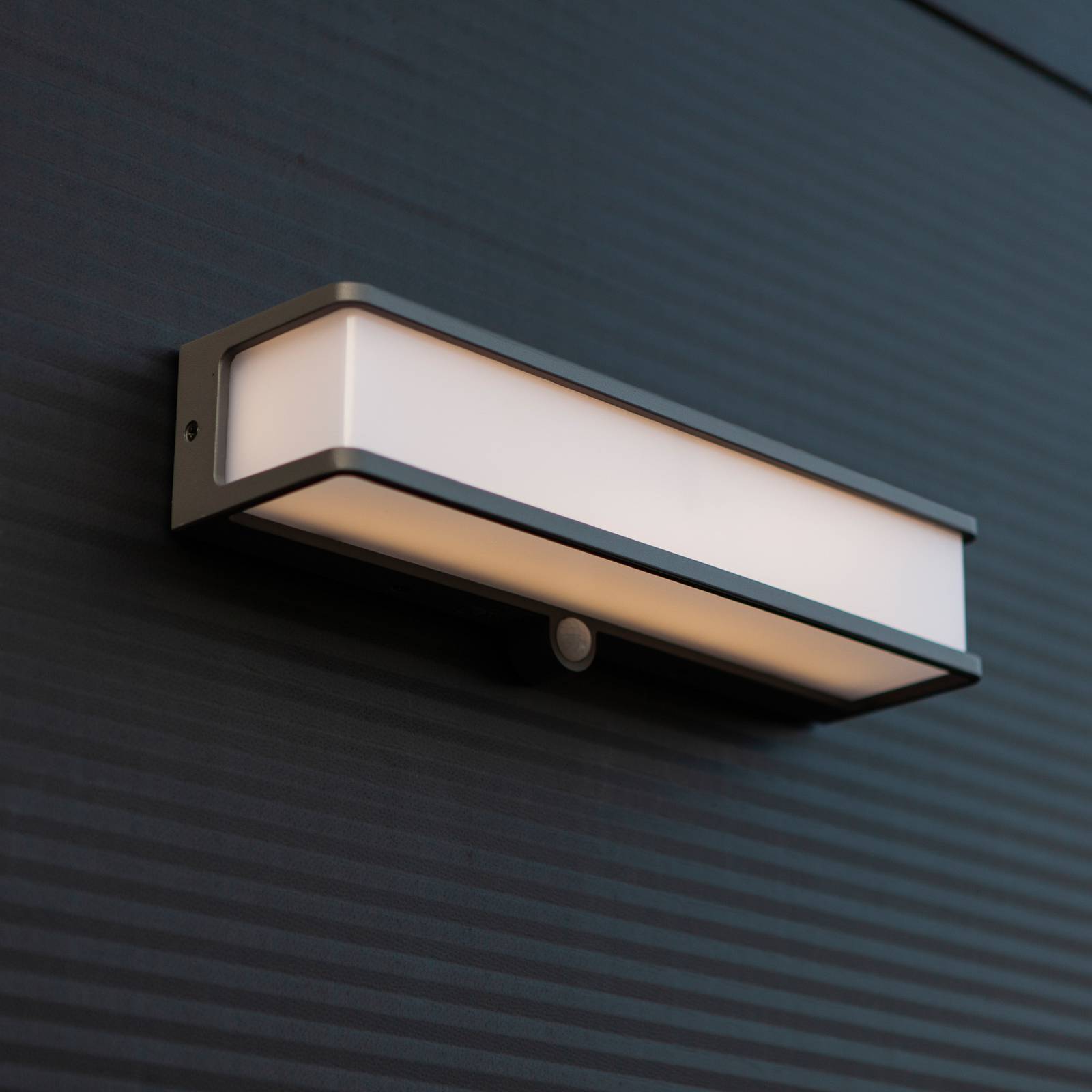 LED-Solarwandleuchte Doblo mit Sensor, Breite 35cm LED-Solarwandleuchte Doblo mit Sensor, Breite 35cm von Lutec