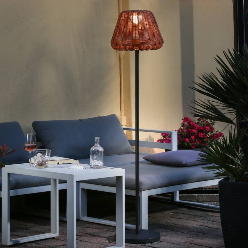 LED Garten Stehlampe - in Rattanoptik - H: 150cm - dimmbar - aufladbar - mit Fernb. - hell braun von MARELIDA