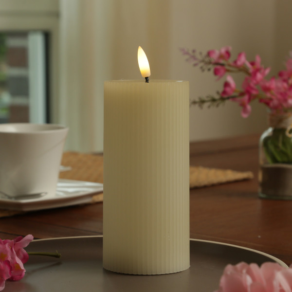 LED Kerze LIV - gerillt - Echtwachs - warmweiße 3D Flamme - H: 18cm... von MARELIDA