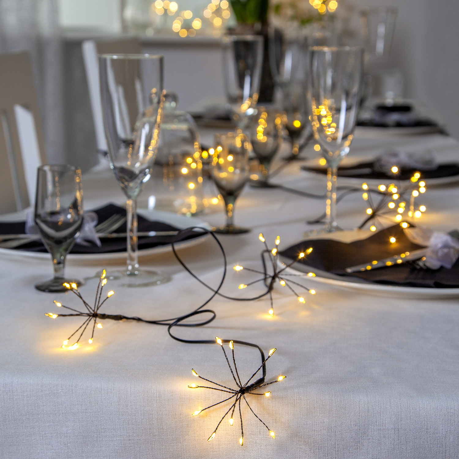 LED Lichterkette Dew Drop Blume - 96 Tautropfen LED - 8 Blüten - L: 2,1m - Timer - Batterie - Außen LED Lichterkette Dew Drop Blume - 96 Tautropfen LED - 8 Blüten - L: 2,1m - Timer - Batterie - Außen von MARELIDA