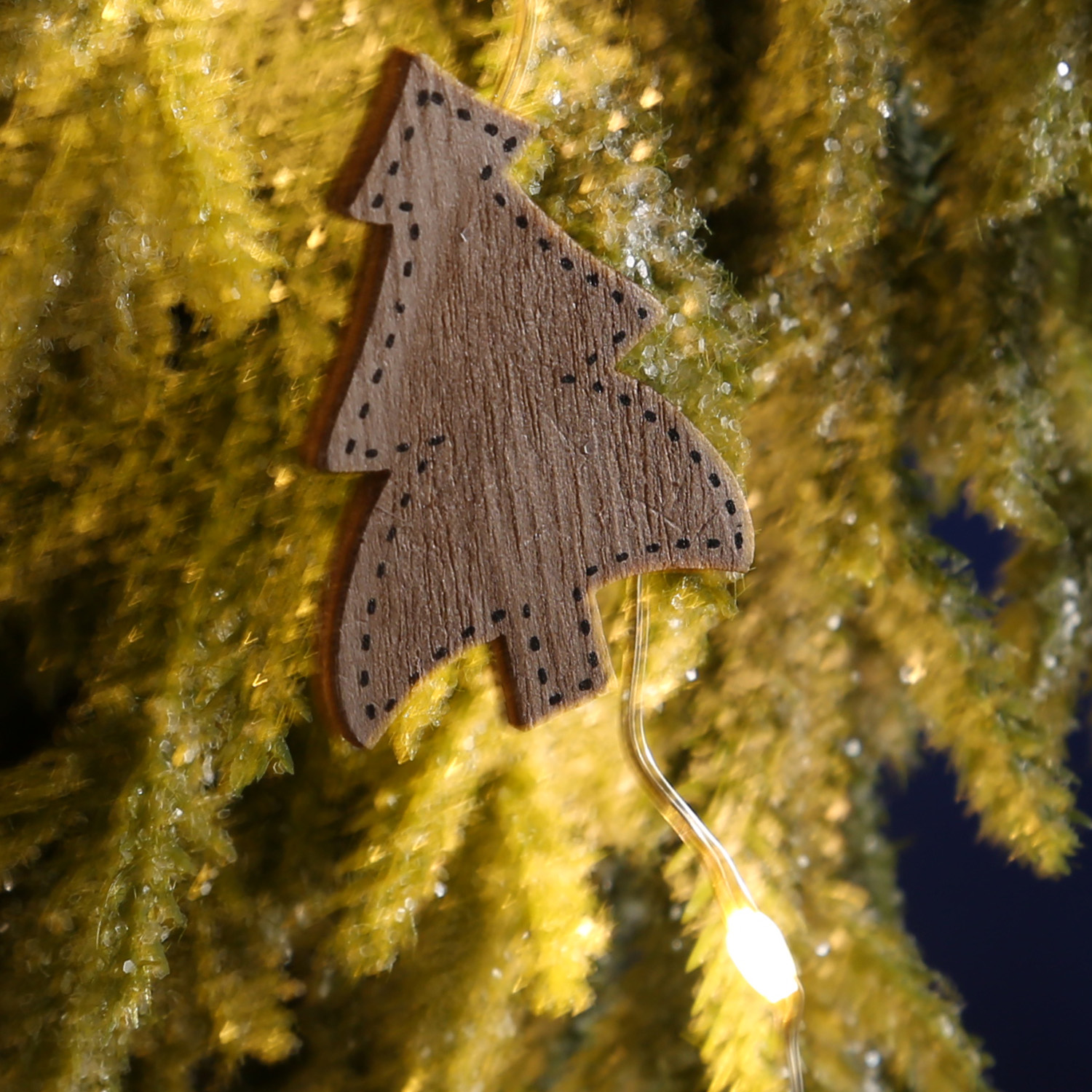 LED Lichterkette Holztannen - 10 warmweiße LED - L: 0,90m - Batteriebetrieb - für Innen - natur LED Lichterkette Holztannen - 10 warmweiße LED - L: 0,90m - Batteriebetrieb - für Innen - natur von MARELIDA