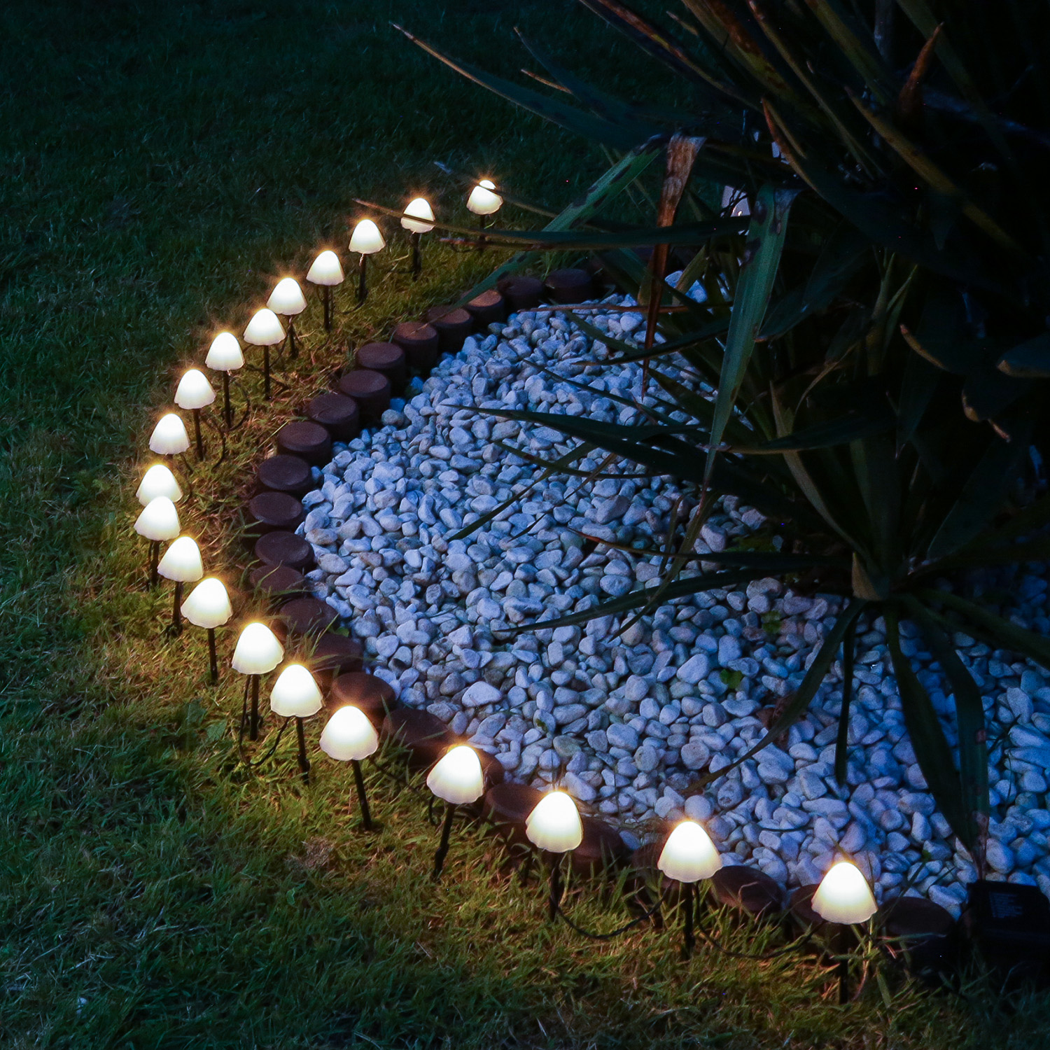 LED Lichterkette Mini Pilze - 20 Gartenstecker mit Erdspießen - 8 Funkt. - Timer - L: 3,8m - weiß LED Lichterkette Mini Pilze - 20 Gartenstecker mit Erdspießen - 8 Funkt. - Timer - L: 3,8m - weiß von MARELIDA