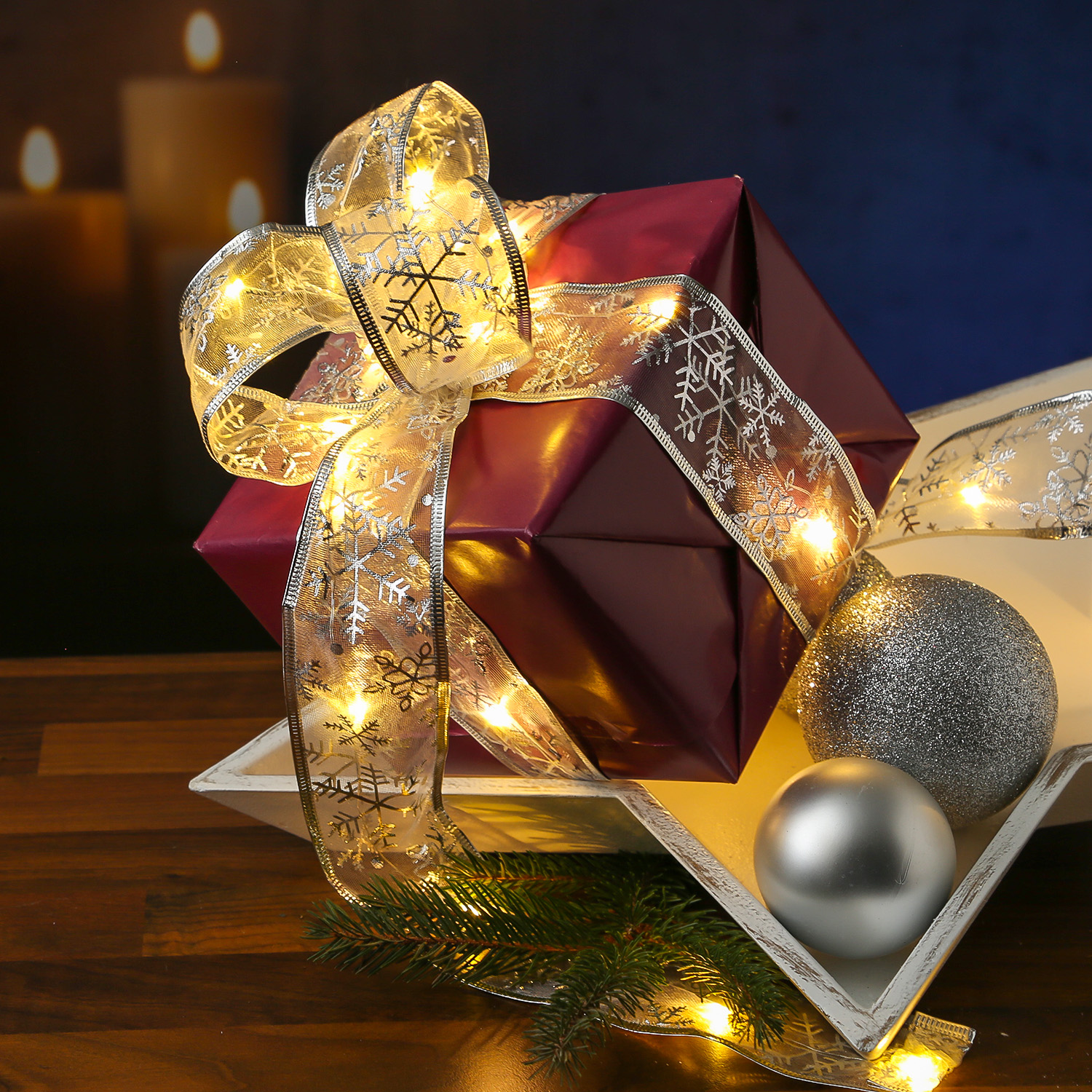 LED Seidenband Lichterkette - Geschenkband - Schneeflockenmotiv - 30 LED - 2,7m - Batterie - silber LED Seidenband Lichterkette - Geschenkband - Schneeflockenmotiv - 30 LED - 2,7m - Batterie - silber von MARELIDA