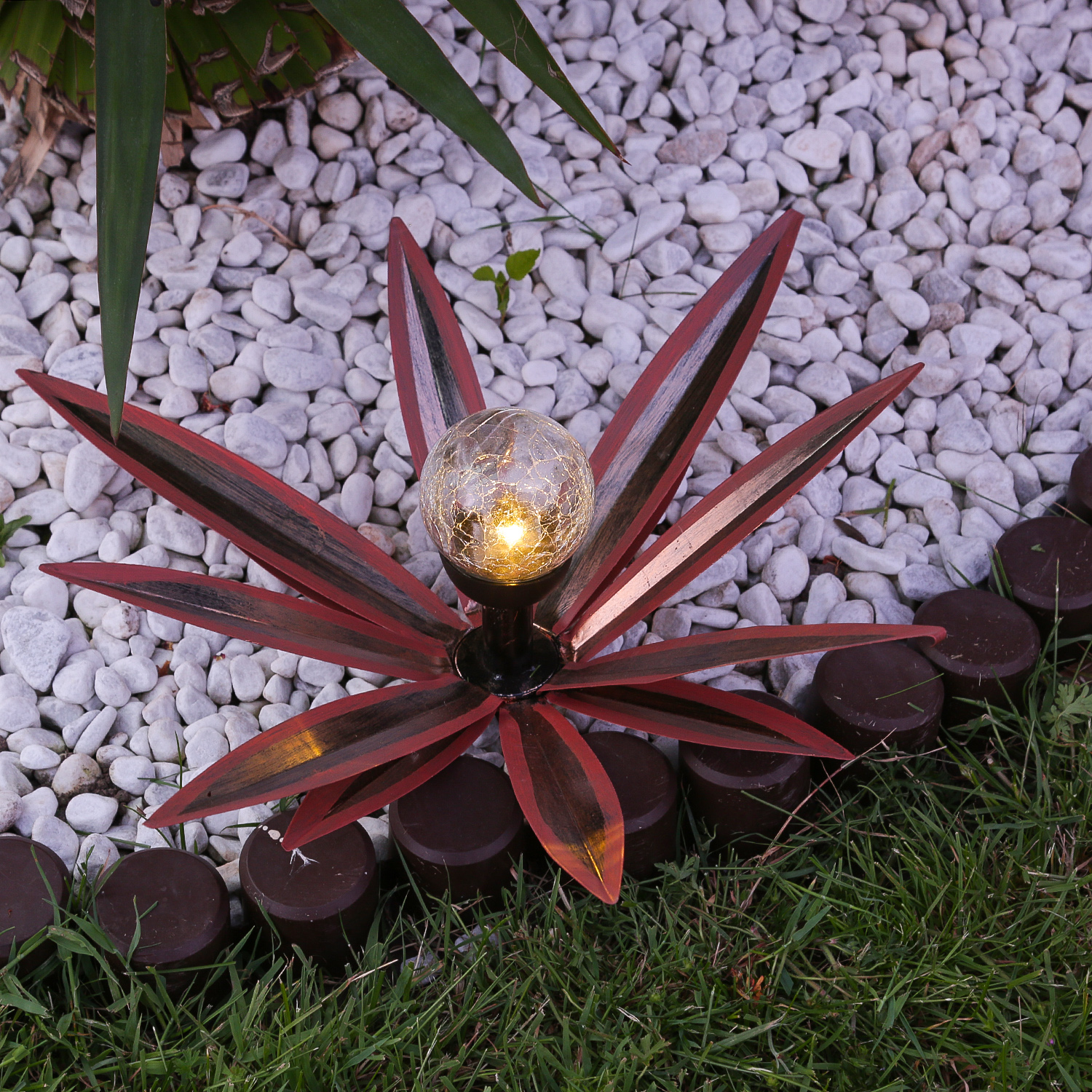 LED Solar Gartenstecker Seerose - Blume mit Metallblättern - warmwe... LED Solar Gartenstecker Seerose - Blume mit Metallblättern - warmwe... von MARELIDA