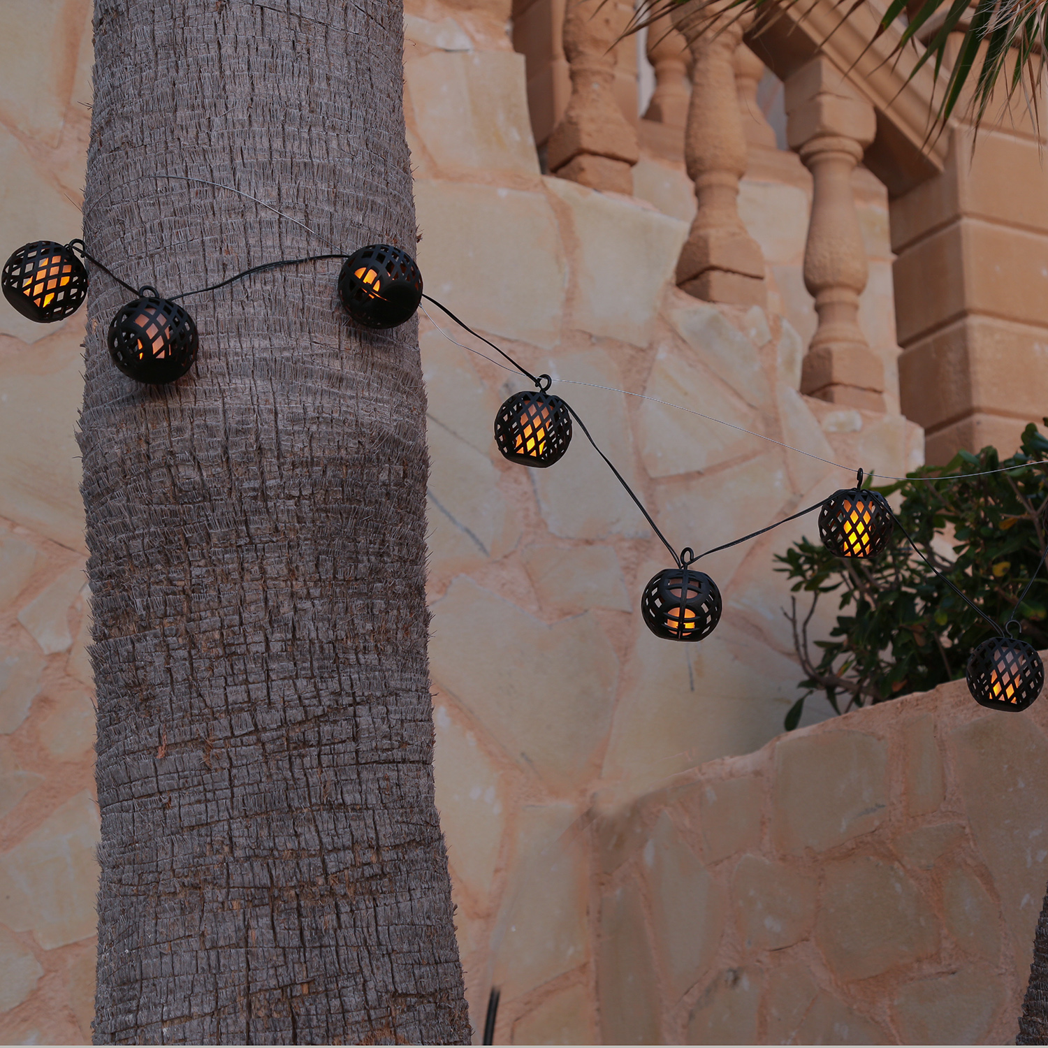 LED Solar Lichterkette Feuerball - 8 Kugeln mit Flammeneffekt - Lichtsensor - L: 2,1m - für Außen LED Solar Lichterkette Feuerball - 8 Kugeln mit Flammeneffekt - Lichtsensor - L: 2,1m - für Außen von MARELIDA