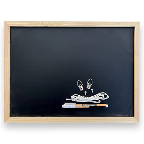 Mini Memoboard mit Kreidestift und Auhängungsmaterial, mit Holzrahmen (30 x 40 cm, Kreidetafel schwarz) von MIJOMA