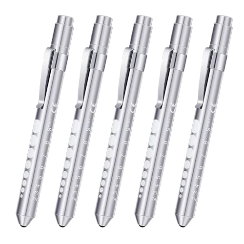 MODOAO Stiftlicht, 5 Stück, silberfarben, wiederverwendbar, LED-weißes Licht mit Pupillenlehre und Lineal, medizinische LED-Taschenlampe für Krankenpflege, Ärzte, Studenten MODOAO Stiftlicht, 5 Stück, silberfarben, wiederverwendbar, LED-weißes Licht mit Pupillenlehre und Lineal, medizinische LED-Taschenlampe für Krankenpflege, Ärzte, Studenten von MODOAO