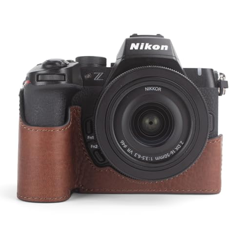 MUZIRI KINOKOO Tasche kompatibel mit Nikon Z50 II Digitalkamera, Premium Echtleder-Halbschalen-Schutzhülle im Retro-Stil – mit Öffnung unten und Handgriff – Braun MUZIRI KINOKOO Tasche kompatibel mit Nikon Z50 II Digitalkamera, Premium Echtleder-Halbschalen-Schutzhülle im Retro-Stil – mit Öffnung unten und Handgriff – Braun von MUZIRI KINOKOO