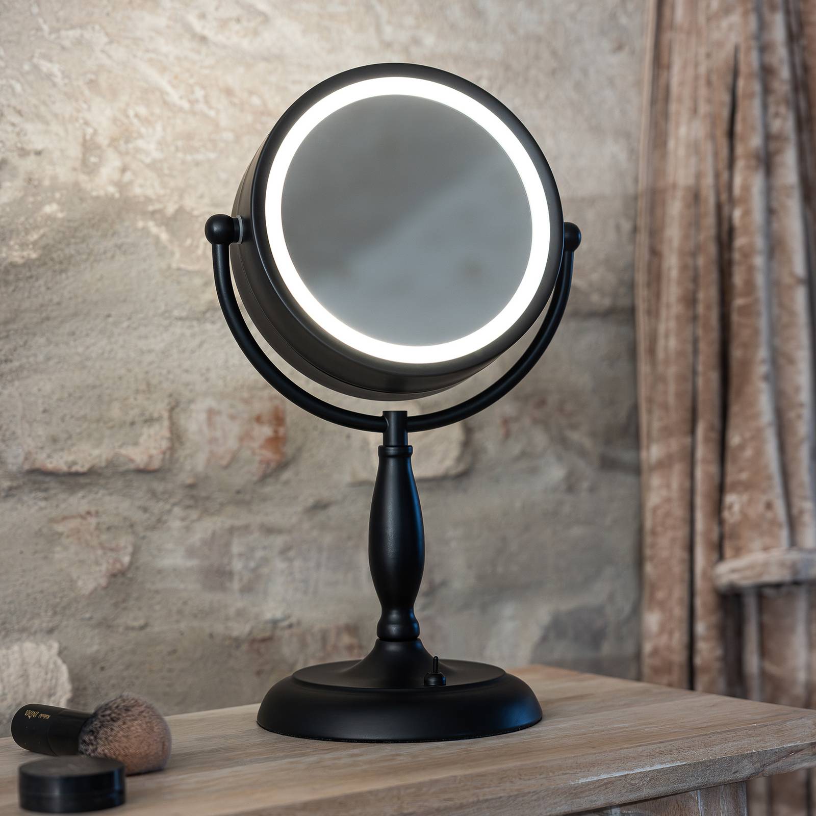 Tischspiegel Face mit Licht, schwarz, Metall, Höhe 36 cm Tischspiegel Face mit Licht, schwarz, Metall, Höhe 36 cm von Markslöjd