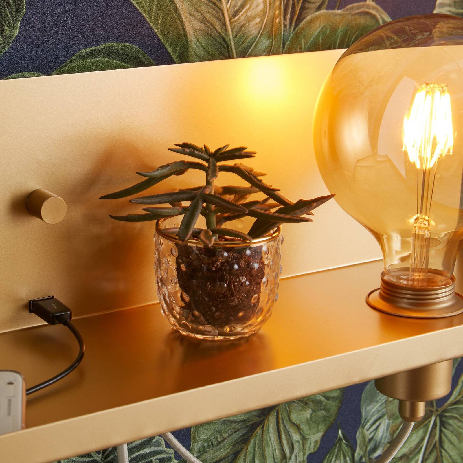 Wandleuchte Multi, goldfarben, Eisen, USB-Ladebuchse Wandleuchte Multi, goldfarben, Eisen, USB-Ladebuchse von Markslöjd