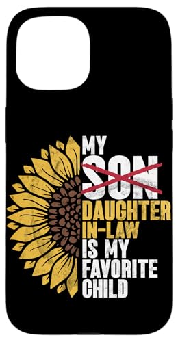 Meine Schwiegertochter ist mein Lieblingskind, der im Retro-Stil ersetzt wurde Hülle für iPhone 15 von Matching Family Daughter In Law Father Mother Tee