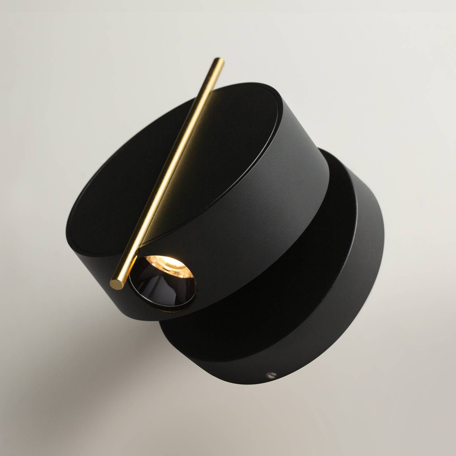 Maytoni LED-Wandleuchte Nuance, schwarz / gold, Ø 10 cm Maytoni LED-Wandleuchte Nuance, schwarz / gold, Ø 10 cm von Maytoni