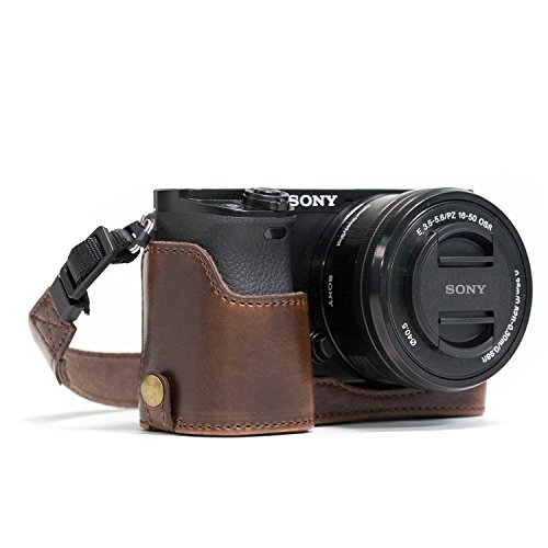 MegaGear MG961 Ever Ready Leder Kamera Halbtasche mit Trageriemen und Batteriezugang für Sony Alpha A6300, A6000 Dunkelbraun MegaGear MG961 Ever Ready Leder Kamera Halbtasche mit Trageriemen und Batteriezugang für Sony Alpha A6300, A6000 Dunkelbraun von MegaGear