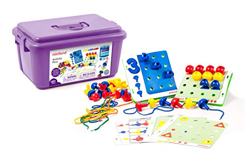 Miniland Activity Pins, Lernspiel, Steck- und Fädelspiel mathematische Konzepte, 144 Stecker + 18 Vorlagen + 4 Platten + 10 Schnüre-31785 von Miniland