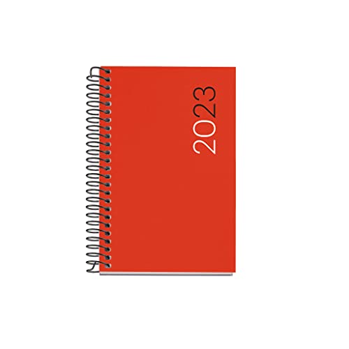 Miquelrius - Jahreskalender 2023 - Tag Seite - Caddy Größe 80 x 120 mm - Flexible Abdeckung Polypropylen - Spiralbindung- Katalanisch - Rot von Miquelrius