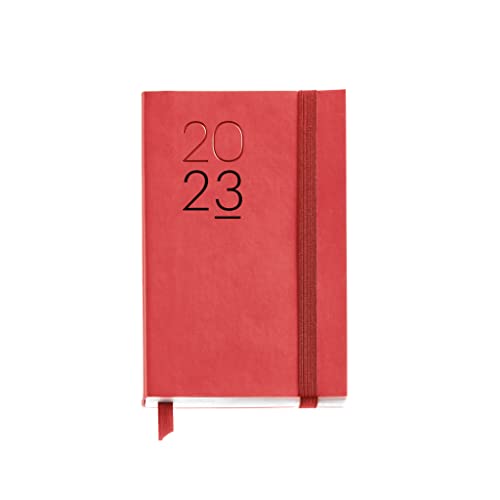Miquelrius - Jahresplaner 2023 - Woche Querformat - Passport Größe 90 x 140 mm - Flexible Abdeckung aus Kunstleder genäht - Spanisch, Englisch und Portugiesisch - Rot von Miquelrius