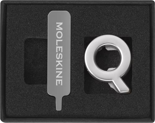 Moleskine-Anstecknadel für Notizbuch oder Agenda - BuchstabeQ, Buchstaben-Anstecknadel, Personalisiere den Verschluss mit einem Gummiband, Personalisierte Geschenkideen, Silberfarbe Moleskine-Anstecknadel für Notizbuch oder Agenda - BuchstabeQ, Buchstaben-Anstecknadel, Personalisiere den Verschluss mit einem Gummiband, Personalisierte Geschenkideen, Silberfarbe von Moleskine