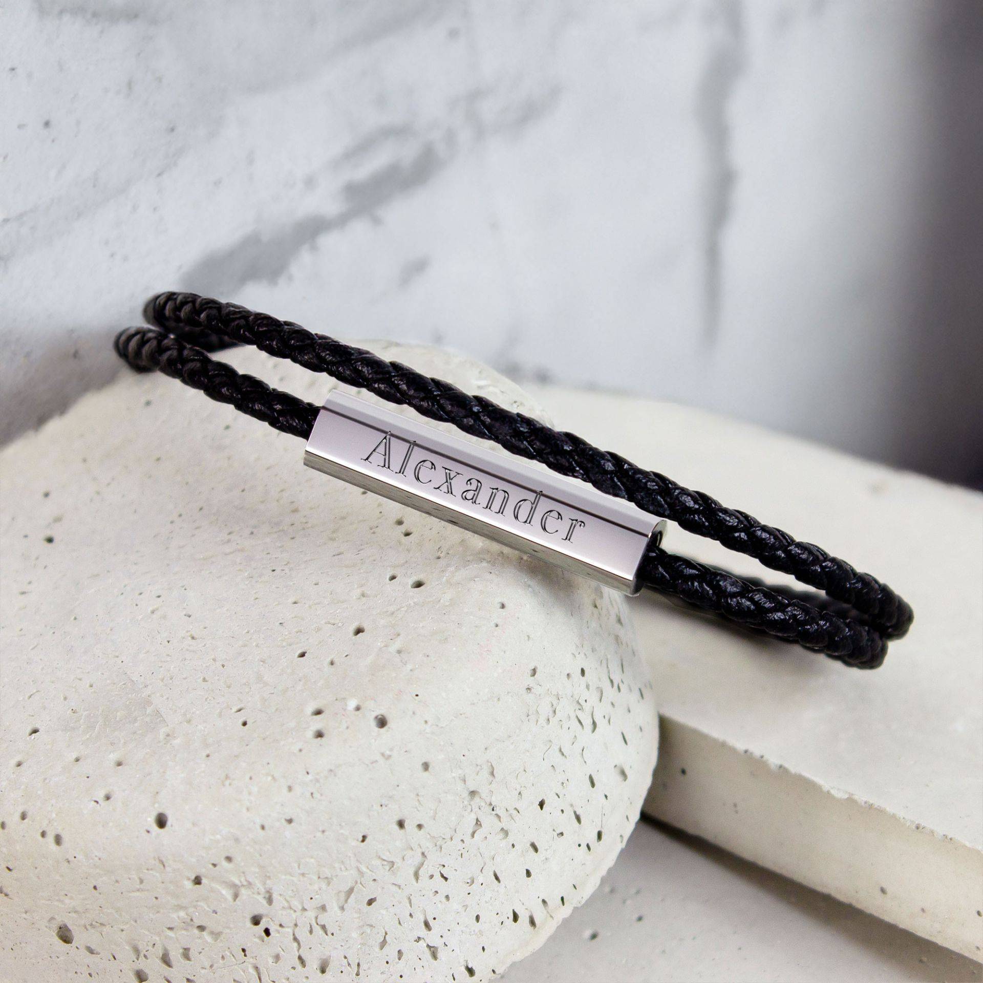 Geflochtenes Lederarmband zum Wickeln Silber - mit Gravur Geflochtenes Lederarmband zum Wickeln Silber - mit Gravur von Monsterzeug