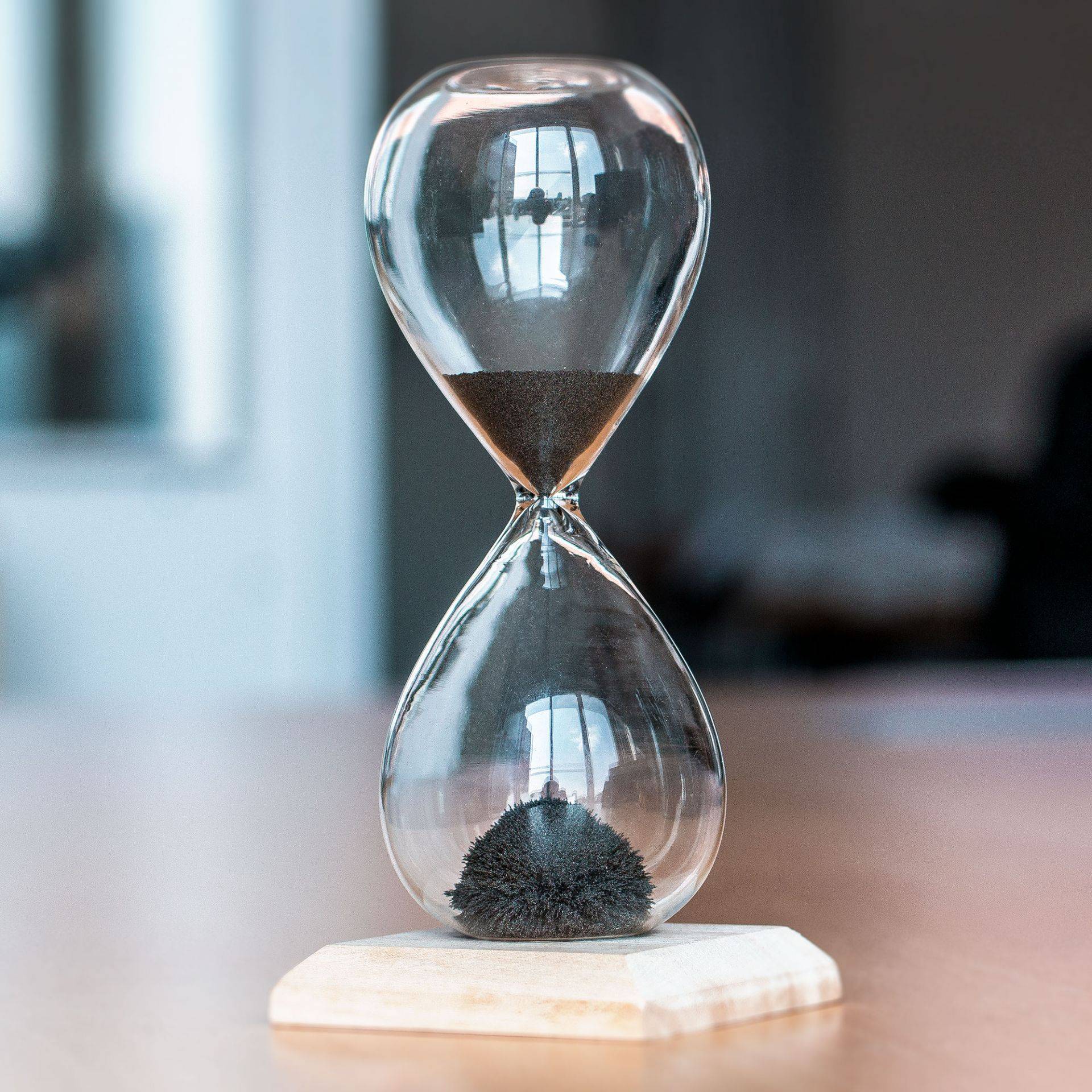 Magische Sanduhr mit Holz Sockel Magische Sanduhr mit Holz Sockel von Monsterzeug