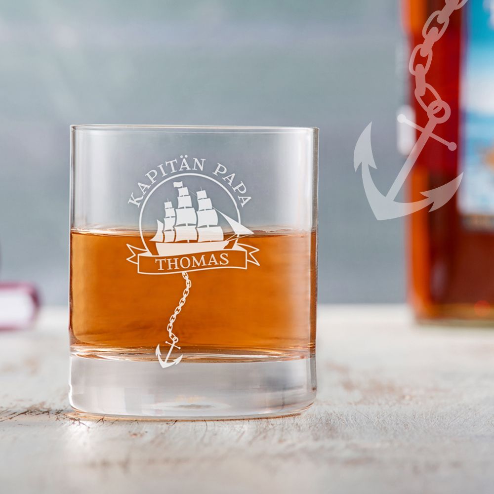 Personalisiertes Rumglas für Papa - Segelschiff Personalisiertes Rumglas für Papa - Segelschiff von Monsterzeug