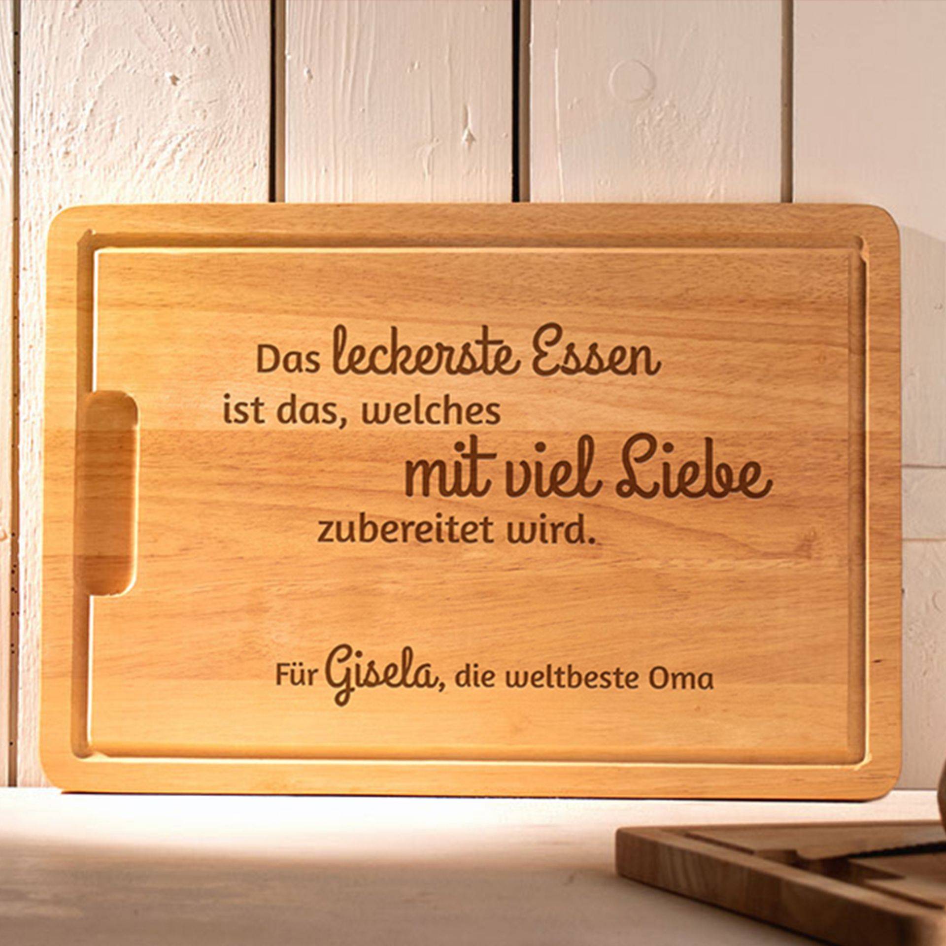 Schneidebrett mit Gravur - Oma kocht mit Liebe Schneidebrett mit Gravur - Oma kocht mit Liebe von Monsterzeug