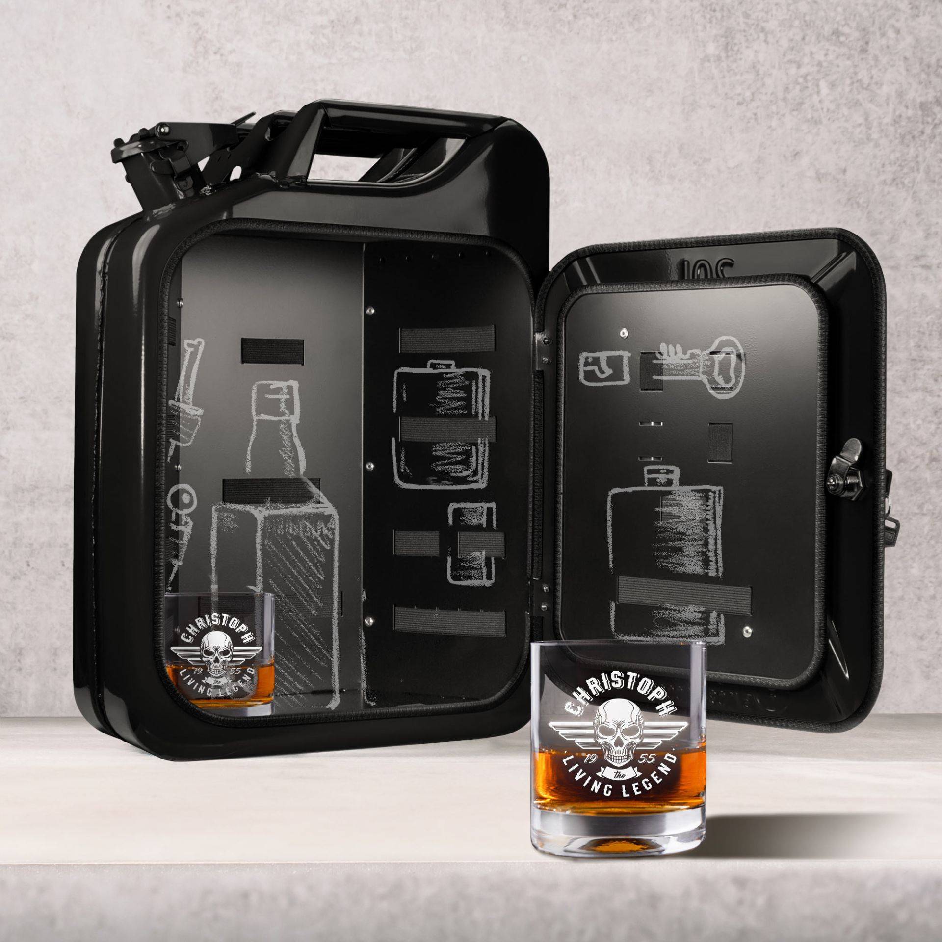 Schwarze Kanisterbar mit 2 Whiskygläsern mit Gravur - Totenkopf Schwarze Kanisterbar mit 2 Whiskygläsern mit Gravur - Totenkopf von Monsterzeug