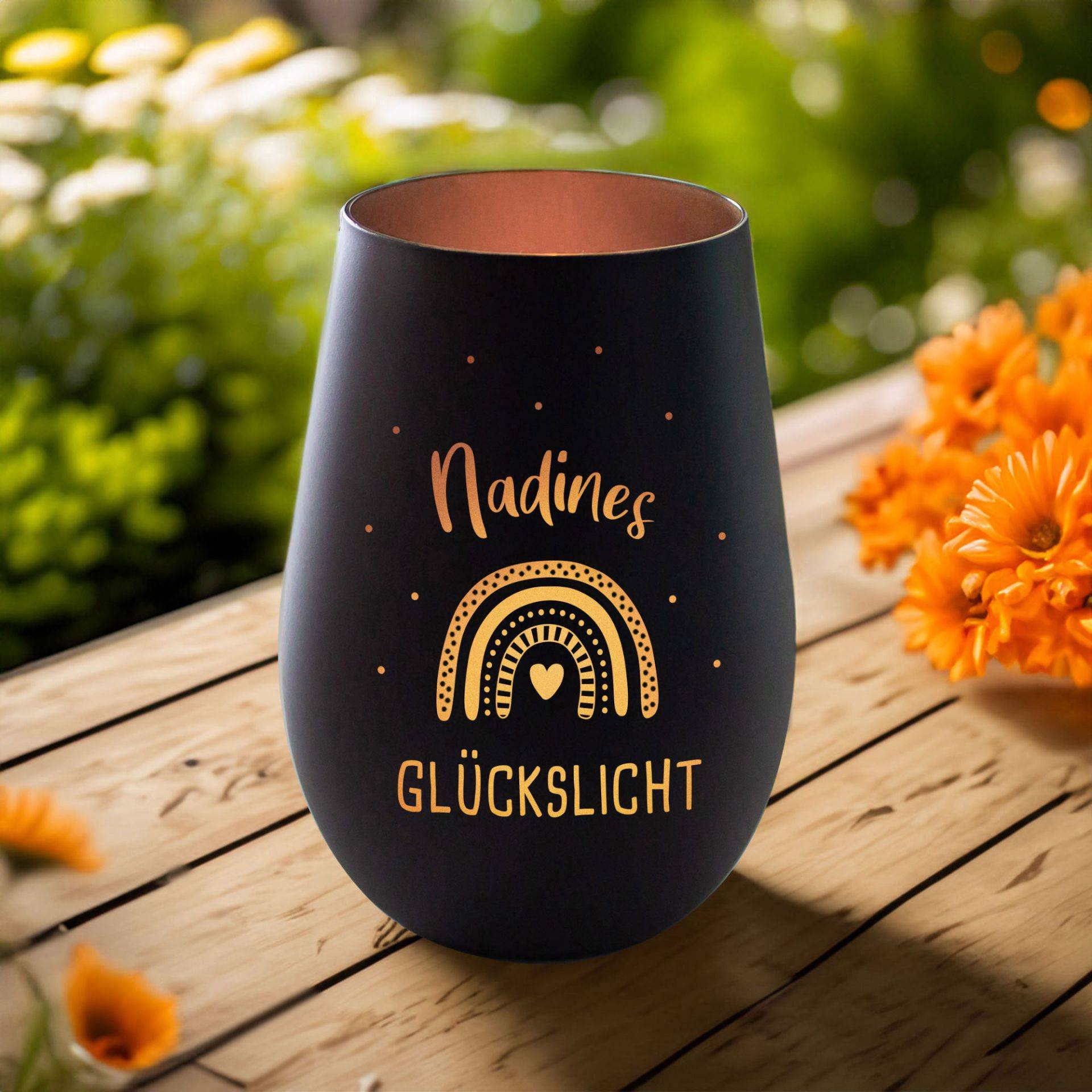 Schwarzes Windlicht mit Gravur Glückslicht - Bronze Schwarzes Windlicht mit Gravur Glückslicht - Bronze von Monsterzeug