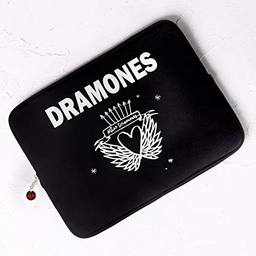 Eignet Sich für Laptop und Ultrabook bis zu 16" von Lucía Be in schwarz mit Design Miss Dramones. Gepolstert und mit Reisverschluss. Eignet Sich für Laptop und Ultrabook bis zu 16" von Lucía Be in schwarz mit Design Miss Dramones. Gepolstert und mit Reisverschluss. von Mr. Wonderful