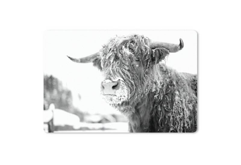 MuchoWow Gaming Mauspad Ein schottischer Highlander im Schnee - schwarz und weiß (1-St), Büro für Tastatur und Maus, Mousepad Gaming, 90x60 cm, XXL, Großes von MuchoWow