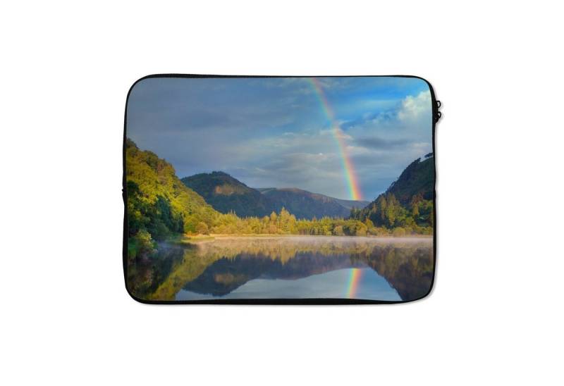 MuchoWow Laptop-Hülle Ein kleiner See unter einem Regenbogen in den Bergen von MuchoWow