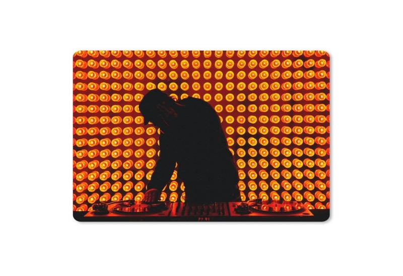MuchoWow Mauspad DJ hinter einem Mischpult in orangefarbenem Licht (1-St), Gaming, Mousepad, Büro, 27x18 cm, Mausunterlage von MuchoWow