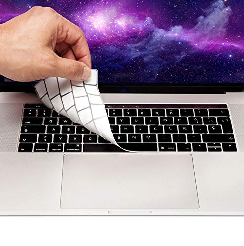 MyGadget Tastaturschutz QWERTY für Apple MacBook Pro 13 & 15 Zoll (ab 2016 bis 2020 - Touchbar) - Folie für Spanische Tastatur - Keyboard Cover - Schwarz von MyGadget