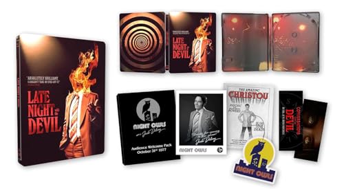 Late Night With the Devil - Limited Edition Steelbook inkl Sammlerstücke, Lufterfrischer mit dem Logo von Night Owl, ein signiertes Foto von Jack Delory, ein Lesezeichen - DVD - Blu-ray von NEIN