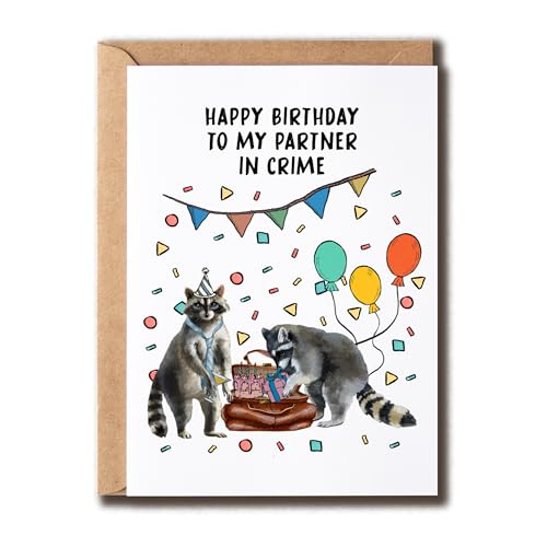 NTGifts Waschbär-Geburtstagskarte – Happy Bday To My Partner In Crime Karte – Lustige Grußkarte – Glückwunschkarte zum Geburtstag – Geschenk für Partner von NTGifts