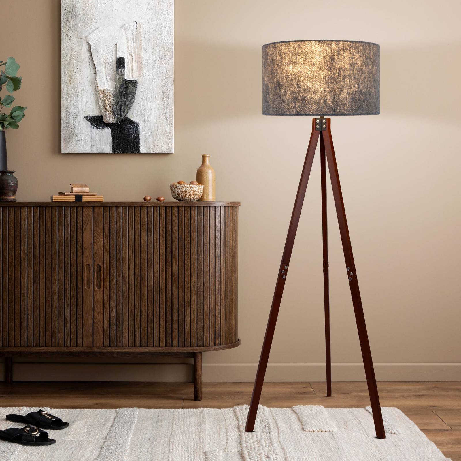 Stehlampe 2072528, Dreibein aus Holz, Textilschirm Stehlampe 2072528, Dreibein aus Holz, Textilschirm von Naeve Leuchten