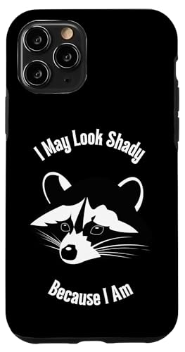 Ich sehe vielleicht zwielichtig aus, weil ich ein lustiges Waschbär-Haustier bin Hülle für iPhone 11 Pro von NekoKuma Studio