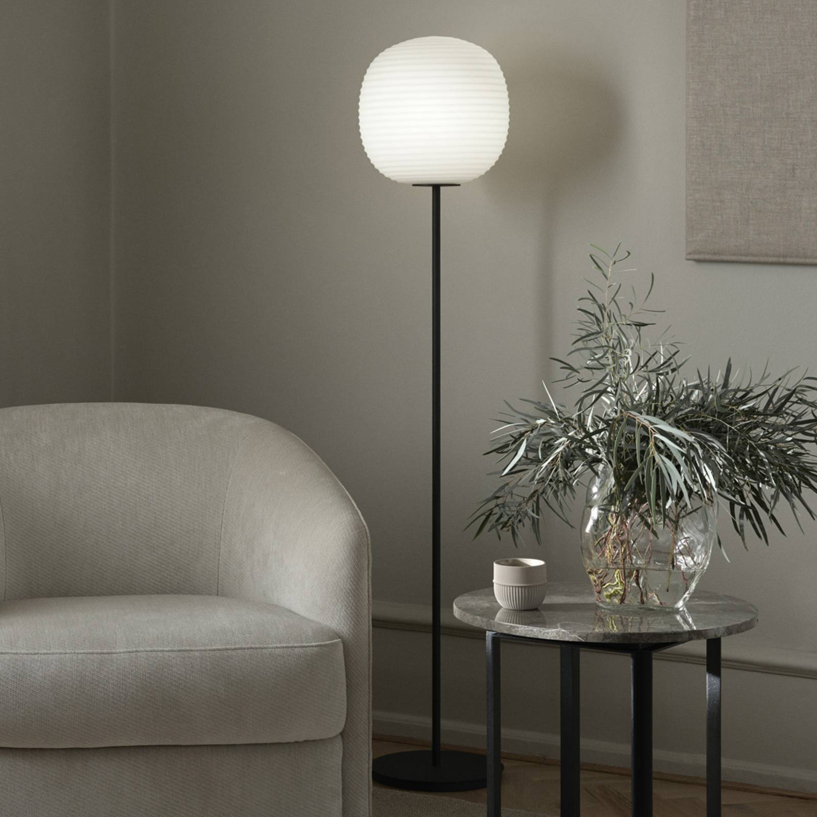New Works Lantern Medium Stehlampe, Höhe 150cm New Works Lantern Medium Stehlampe, Höhe 150cm von New Works