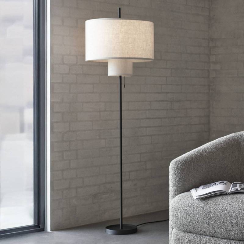 New Works Stehlampe Margin, beige, Ø 46 cm Höhe 153 cm Stoff von New Works