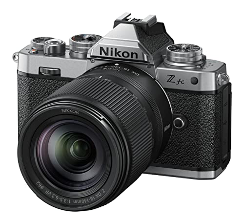 Nikon Z fc Kit Z DX 18-140mm 1:3.5-6.3 VR (20.9 MP, OLED-Sucher mit 2.36 Millionen Bildpunkten, 11 Bilder pro Sekunde, Hybrid AF mit Fokus-Assistent, ISO 100-51.200, 4K UHD-Video) von Nikon