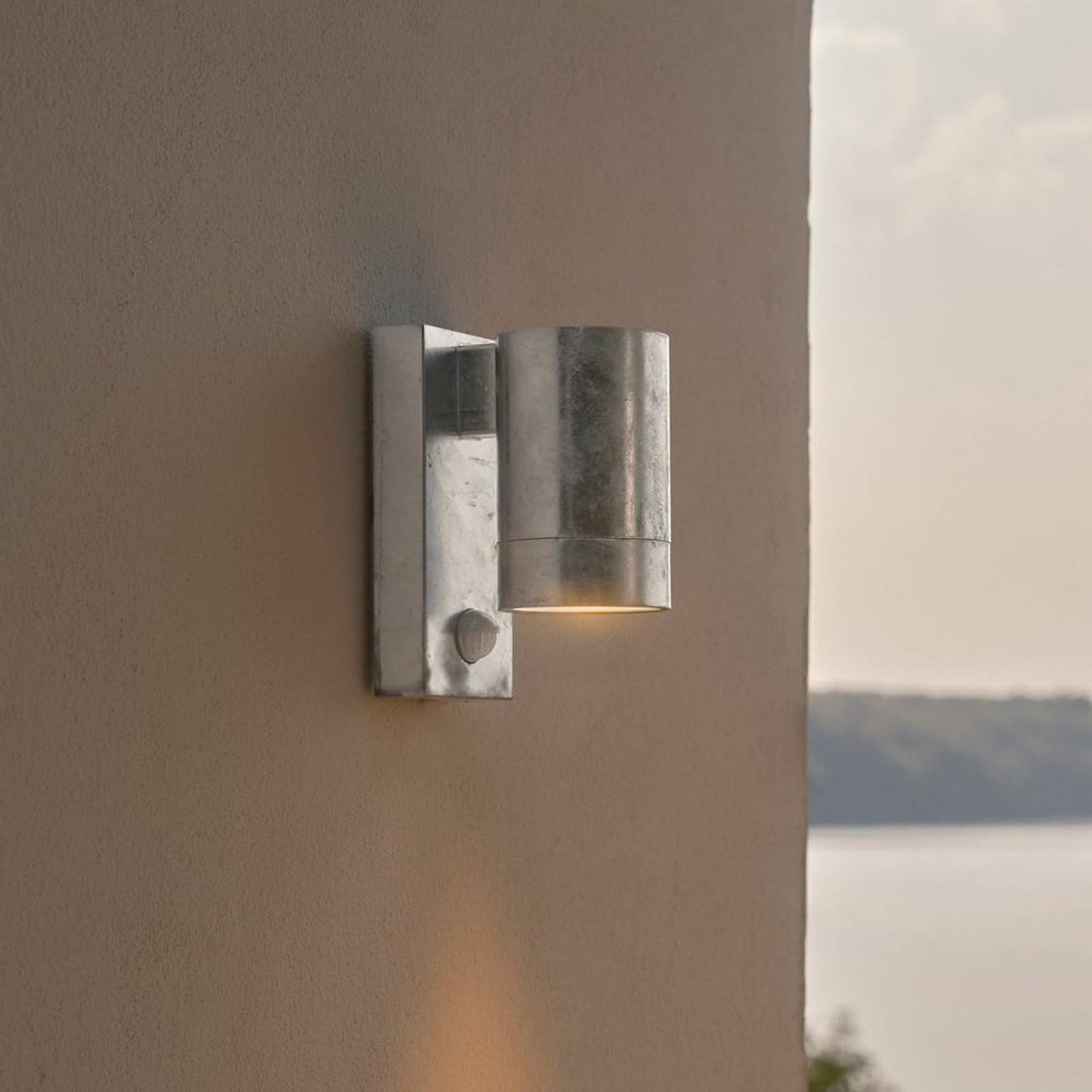 Außenwandleuchte Tin Maxi Sensor verzinkt, Stahl, IP54, GU10 Außenwandleuchte Tin Maxi Sensor verzinkt, Stahl, IP54, GU10 von Nordlux