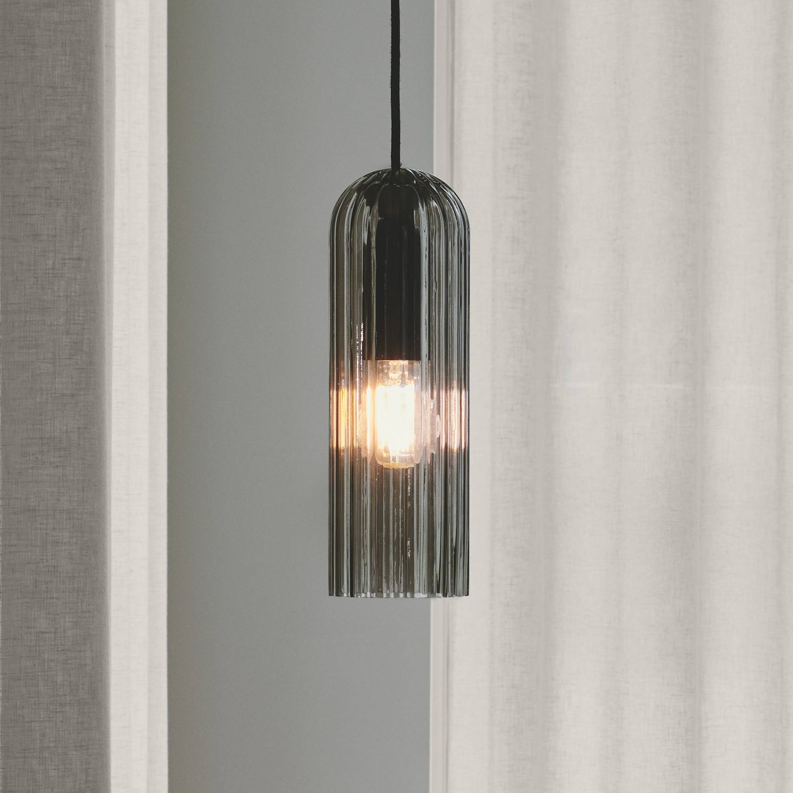 Hängeleuchte Miella, Glas gerippt, rauchgrau/schwarz Hängeleuchte Miella, Glas gerippt, rauchgrau/schwarz von Nordlux