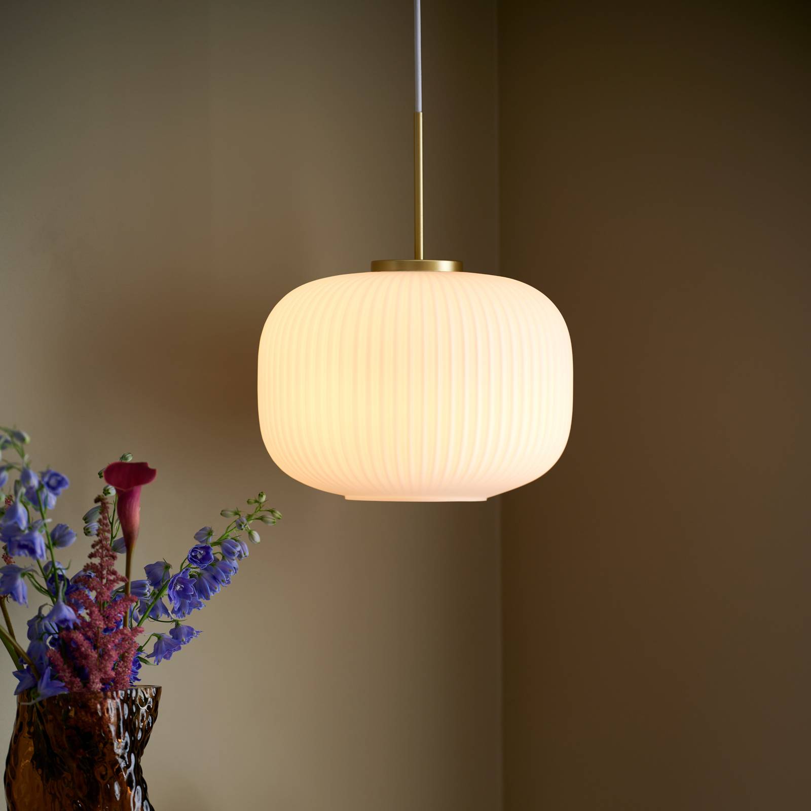 Hängeleuchte Milford, opalweiß/messing, Ø 30 cm Hängeleuchte Milford, opalweiß/messing, Ø 30 cm von Nordlux